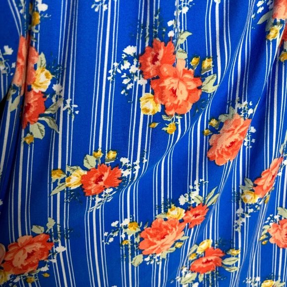 Bobbie Brooks Ladies Medium Cold Shoulder Blue Top Red Floral Size Medium (1451) - Picture 5 of 5